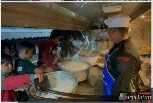 Dapur Lapangan Brimob Suplai Bantuan Makanan untuk Korban Banjir di Aceh Tamiang