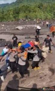 Polri Terus Evakuasi Warga dan Mengamankan Harta Benda di Candipuro: Bergerak Cepat Selamatkan Masyarakat