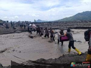 Personel Gabungan Polda Jatim Lakukan Aksi Kemanusiaan Pascabanjir Lahar Semeru di Lumajang