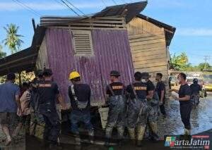 Bahu Membahu, Brimob Pindahkan Rumah Terseret Banjir yang Melintang di Jalan Nasional Tamiang–Langsa