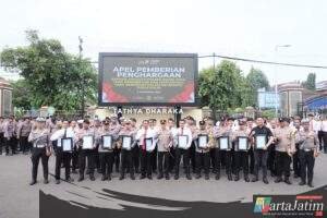 Kapolres Kediri Kota Berikan Penghargaan kepada 53 Personel Berprestasi