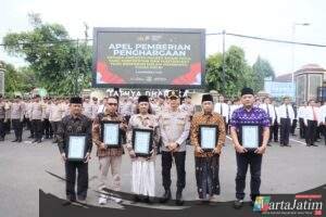 Kapolres Kediri Kota Berikan Penghargaan kepada Tokoh Masyarakat Berkontribusi dalam Harkamtibmas