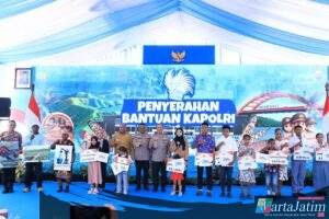 Polri Serahkan Bantuan Pendidikan bagi 10 Anak Korban KKB di Papua