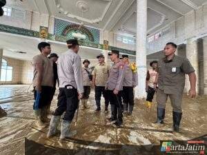 Kapolri Tinjau Pembersihan SD dan Masjid Terdampak Bencana di Aceh Tamiang