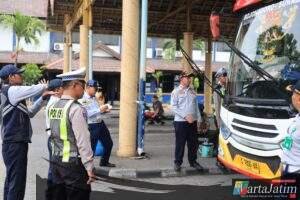 Polres Gresik Gandeng Dishub Gelar Ramcheck Armada Bus Jelang Nataru