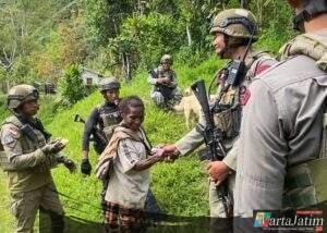 Patroli Humanis Satgas Ops Damai Cartenz di Kampung Apom Kiwirok, Pererat Kedekatan dengan Warga