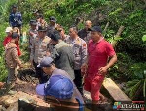Polres Probolinggo Bersama Warga Bersihkan Material Pascabanjir Bandang di Tiris