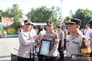 Kapolres Kediri Beri Penghargaan 69 Personel Berprestasi