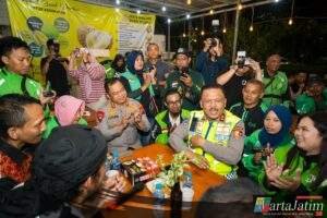 Kakorlantas Ngopi Bareng Driver Ojol Surabaya Sampaikan Pesan Kapolri