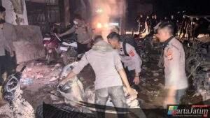 Personel Polri Bersihkan Lumpur dan Sampah Pascabanjir di Jalan Lintas Aceh Tamiang