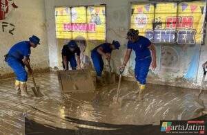 Korpolairud Baharkam Polri Lakukan Normalisasi Sekolah Terdampak Lumpur di Padang Pariaman