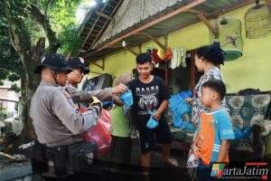 Polres Jember Terjunkan Personel Bantu Warga Terdampak Banjir