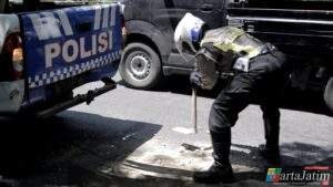 Polantas Polres Gresik Tambal Jalan Berlubang Demi Keselamatan Pengendara