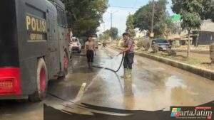 Minimalisir Debu Pasca Banjir, Polri Lakukan Pembersihan dan Penyiraman Jalan Protokol Aceh Tamiang