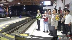 Pantau Lonjakan Penumpang Natal, Kapolres Nganjuk Tinjau Stasiun Kereta Api