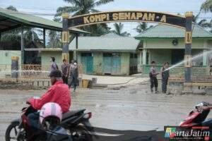 Polri Bantu Kuras Air Yang Merendam Kompi Senapan A Yonif 111 / Karma Bakti, Aceh Tamiang