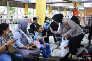 Sapa Humanis Polwan Polresta Sidoarjo Patroli Dialogis di Terminal Purabaya