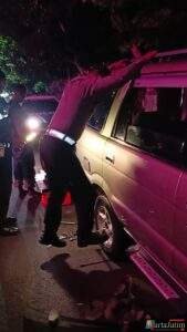 Respon Cepat, Personel Satlantas Polres Kediri Kota Bantu Perbaiki Ban Mobil Meletus Milik Suporter Persis Solo