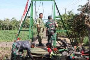 Dandim 0809/Kediri Tinjau Pelaksanaan Pembangunan Jembatan Gantung Perintis Garuda