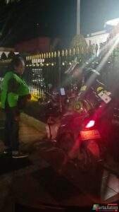 Personel Satlantas Polres Kediri kota,Sigap Bantu Ibu Gojek Yang Motornya  Mogok Malam Hari