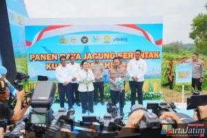 Panen Raya Jagung di Bekasi, Kapolri Salurkan Alsintan dan Sembako untuk Kelompok Tani dan Masyarakat