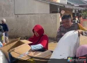 Polri Salurkan Bantuan Sembako untuk Warga Terdampak Banjir Bandang di Gurun Laweh