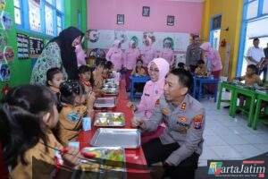 Kapolres Kediri Kota dan Ketua Bhayangkari Cabang Kediri Kota Kunjungi TK Kemala Bhayangkari, Pantau Pendistribusian MBG