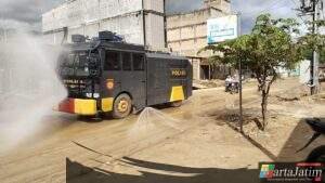 Water Cannon Disemprotkan di Jalan Lintas Aceh Selatan, Polri Minimalisir Debu Pasca Banjir