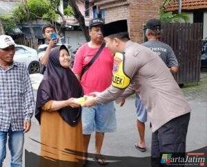 Jumat Berkah, Polsek Taman Berbagi Makanan di Jalan Raya Wonocolo Sidoarjo