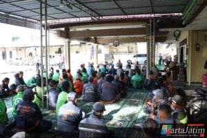Polisi Peduli : Kapolres Mojokerto Kota Silaturahmi Salurkan Bantuan Sosial untuk Ojol dan Tukang Becak