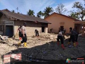 Brimob Hadir Dukung Pemulihan Rumah dan Aktivitas Ibadah Pascabencana Batang Toru