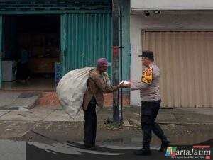 Jumat Berbagi Polsek Ngadiluwih, Bagikan Nasi Kotak untuk Masyarakat