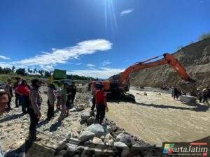 Polri-TNI Terus Lakukan Penanganan Banjir Donggala, Akses Jalan Mulai Dibuka dan Pembersihan Rumah Warga Digencarkan
