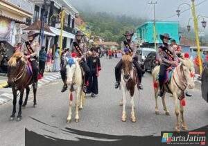 Layanan Keamanan, Polwan Polres Magetan Patroli Berkuda di Wisata Sarangan