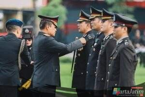 Kapolda Jatim Anugerahkan Tanda Kehormatan kepada Ribuan Personel