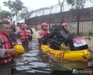 Polri Bergerak Tangani Banjir Cakung, Kerahkan 132 Personel, Perahu Taktis, Kendaraan 4×4, dan Dapur Lapangan Brimob