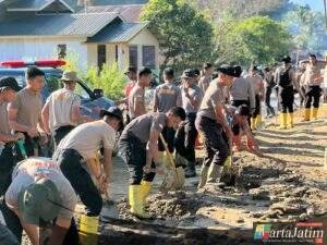 Polri Bersihkan Area Terdampak Banjir Bandang di Kampung Tengah Kecamatan Palembayan Agam Sumbar