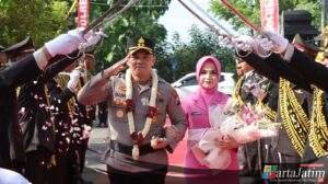 Tradisi Pedang Pora dan Banjari Sambut Kapolres Baru Nganjuk
