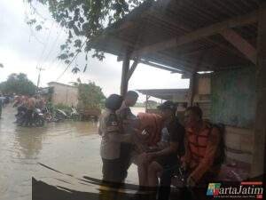 Polri “All Out” Evakuasi, Hadirkan Randurlap dan Patroli Kesehatan Door to Door untuk Korban Banjir Karawang