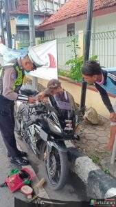 Personel Unit Turjagwali Satlantas Polres Kediri Kota,Bantu Kendaraan Warga Yang Mogok Karena Patah Kunci Saat Isi BBM