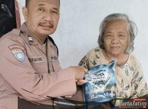 Bhabinkamtibmas Polsek Mojoroto Salurkan Bantuan Beras untuk Lansia di Kelurahan Dermo