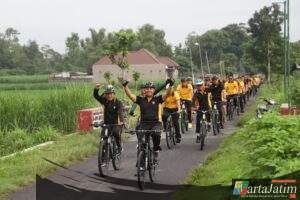 Gowes Bareng Kapolres Kediri Warnai Aktivitas Pagi di Kampung Inggris