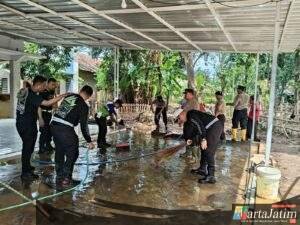 Polres Situbondo Bersihkan Fasum Terdampak Banjir Bandang di Desa Kalianget