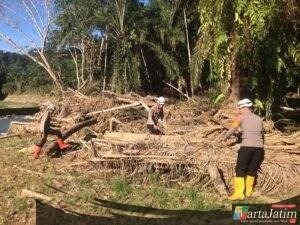 Pulihkan Pasca-Banjir Bandang, Tim SAR Resimen II Pasukan Pelopor Bersihkan Sungai di Agam