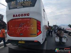 Satlantas Polres Kediri Kota Tindak Dua Bus Langgar Marka Lurus
