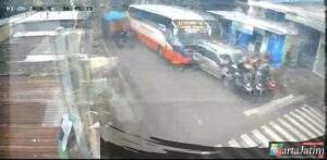 Nekat Terobos Lampu Merah,Bus Harapan Jaya Tabrak Beberapa Kendaraan Di Simpang 4 Muning
