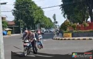 Aksi Humanis Aiptu Agung Subroto,Bantu Motor Warga Mogok Di Simpang 4 Semampir.Kasat Lantas: Motor Mogok di Jalan,Jangan Sungkan Minta Tolong Polisi!