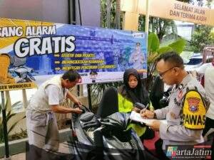 Pasang Alarm Gratis di Polsek Wonocolo Sepuluh Pendaftar Pertama Diberi Bonus Buah Durian
