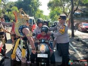 Unik..! Polres Blitar Kota Terjunkan Gatotkaca dan Werkudara Sosialisasikan Ops Keselamatan Semeru 2026