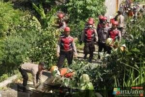 Tanggap Bencana, Polres Tuban Tangani Dampak Angin Puting Beliung